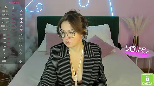 TiffanyWills online show from 12/10/24, 03:20