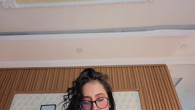 Snapshot of Princess_Violett chatting on 05/15/26, 02:35 Princess Violett online show from 05/15/26, 02:35