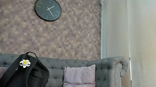 natalia aguirre1 online show from 09/18/25, 12:07