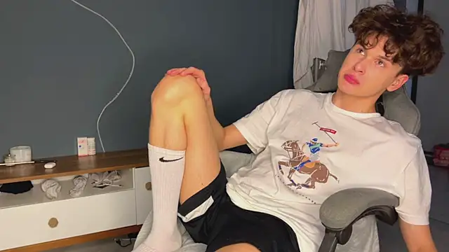 Snapshot of alyx_garden chatting on 12/26/24, 04:04 alyx garden online show from 12/26/24, 04:04