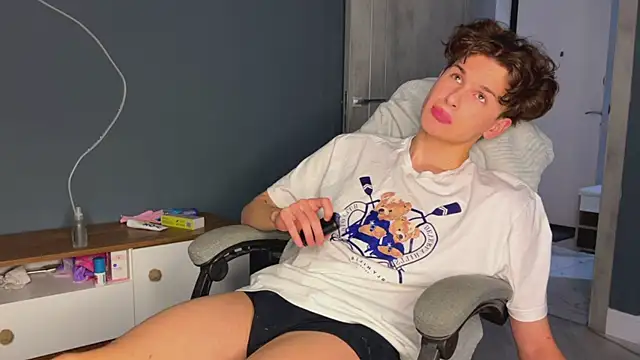 Snapshot of alyx_garden chatting on 12/28/24, 08:15 alyx garden online show from 12/28/24, 08:15