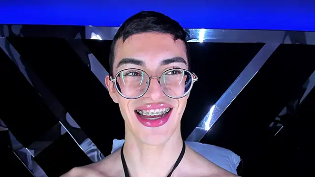 Snapshot of MaxiRogers chatting on 01/12/25, 08:03 MaxiRogers online show from 01/12/25, 08:03