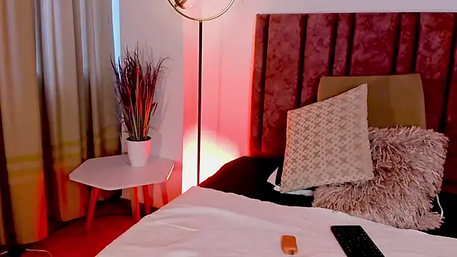 Snapshot of HollyHudsonn chatting on 12/16/24, 11:55 HollyHudsonn online show from 12/16/24, 11:55