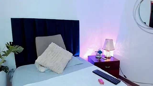 Snapshot of HollyHudsonn chatting on 12/17/24, 12:00 HollyHudsonn online show from 12/17/24, 12:00