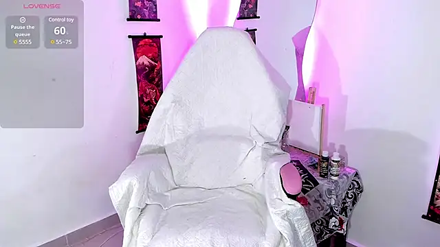 Snapshot of HollyHudsonn chatting on 02/28/25, 07:03 HollyHudsonn online show from 02/28/25, 07:03