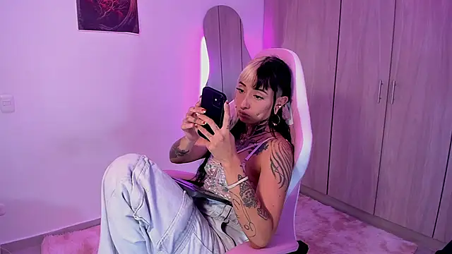 Snapshot of HollyHudsonn chatting on 03/14/25, 07:34 HollyHudsonn online show from 03/14/25, 07:34