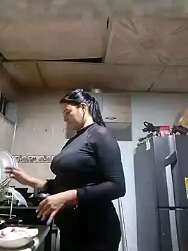 Snapshot of lupita_2023 chatting on 12/17/24, 12:23 lupita 2023 online show from 12/17/24, 12:23