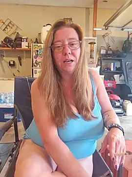 Snapshot of MsShelby40 chatting on 06/13/26, 10:08 MsShelby40 online show from 06/13/26, 10:08