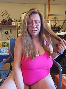 Snapshot of MsShelby40 chatting on 06/19/26, 10:46 MsShelby40 online show from 06/19/26, 10:46