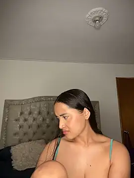 Snapshot of MollySanders___ chatting on 02/08/25, 10:51 MollySanders    online show from 02/08/25, 10:51