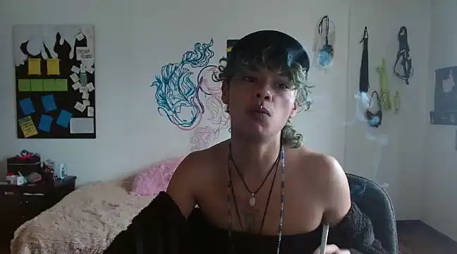 Snapshot of fenixmfx19 chatting on 01/08/25, 05:05 fenixmfx19 online show from 01/08/25, 05:05