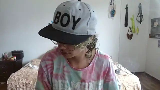 Snapshot of fenixmfx19 chatting on 02/21/25, 06:04 fenixmfx19 online show from 02/21/25, 06:04