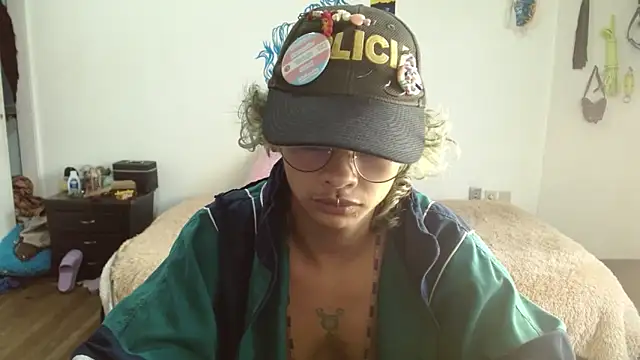 Snapshot of fenixmfx19 chatting on 02/24/25, 10:14 fenixmfx19 online show from 02/24/25, 10:14