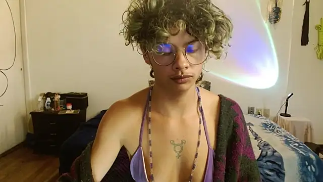 Snapshot of fenixmfx19 chatting on 03/05/25, 07:06 fenixmfx19 online show from 03/05/25, 07:06