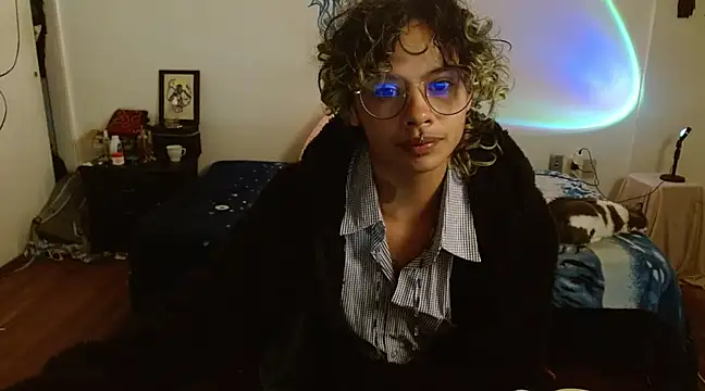 Snapshot of fenixmfx19 chatting on 03/15/25, 10:33 fenixmfx19 online show from 03/15/25, 10:33