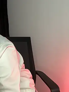 Snapshot of Isa_bel chatting on 02/08/25, 04:03 Isa bel online show from 02/08/25, 04:03