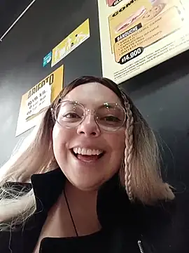 Snapshot of madelaine- chatting on 05/04/26, 06:59 madelaine- online show from 05/04/26, 06:59