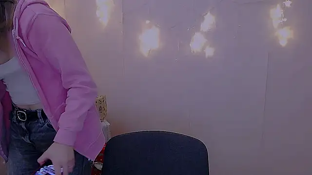 Snapshot of Sweet_Doll_Luna chatting on 12/18/24, 02:17 Sweet Doll Luna online show from 12/18/24, 02:17