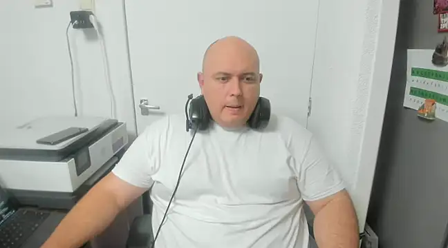 Snapshot of BigromeoXX chatting on 12/10/24, 07:11 BigromeoXX online show from 12/10/24, 07:11