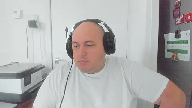 Snapshot of BigromeoXX chatting on 12/14/24, 01:27 BigromeoXX online show from 12/14/24, 01:27