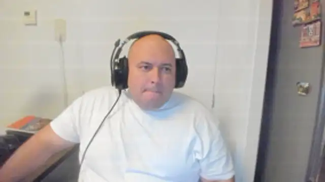 Snapshot of BigromeoXX chatting on 10/28/25, 06:32 BigromeoXX online show from 10/28/25, 06:32