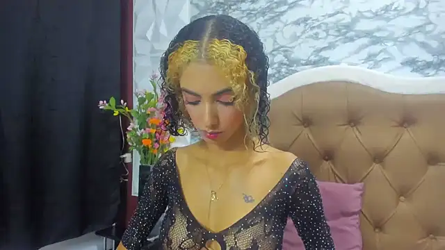 Snapshot of Queen_Cuarxxo chatting on 12/16/24, 11:39 Queen Cuarxxo online show from 12/16/24, 11:39