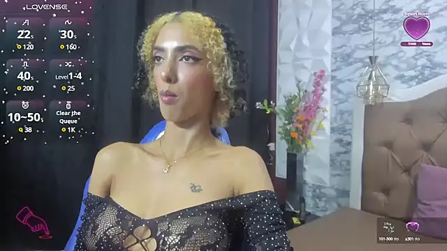 Snapshot of Queen_Cuarxxo chatting on 12/17/24, 02:44 Queen Cuarxxo online show from 12/17/24, 02:44