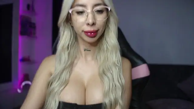 Snapshot of stephaniedj1 chatting on 10/17/25, 10:23 stephaniedj1 online show from 10/17/25, 10:23