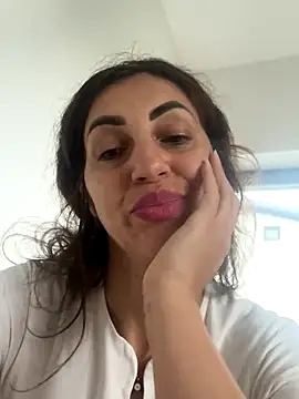 EmaSkyes online show from 10/06/25, 07:50