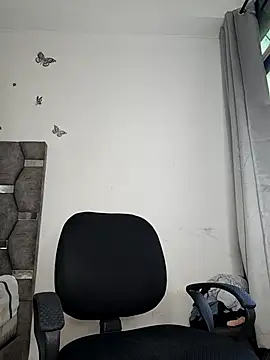 Snapshot of aurelialux chatting on 12/17/25, 09:32 aurelialux online show from 12/17/25, 09:32