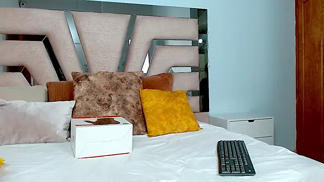 cintia hills online show from 01/15/25, 04:04