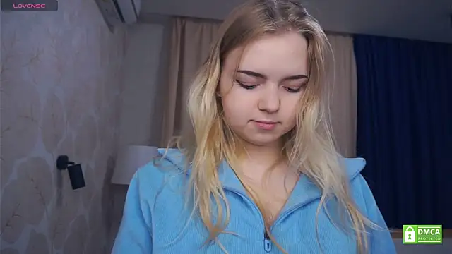 ZaraCreedon online show from 12/14/25, 05:02