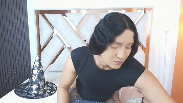 Alison Chan  online show from 10/31/25, 04:19