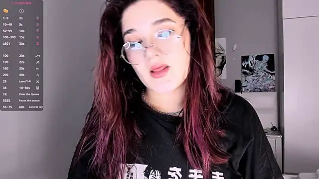 Snapshot of July_Slowdive chatting on 12/24/24, 01:28 July Slowdive online show from 12/24/24, 01:28