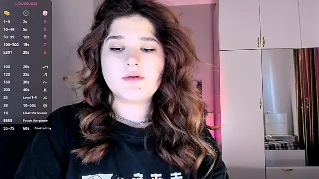 Snapshot of July_Slowdive chatting on 02/01/25, 12:05 July Slowdive online show from 02/01/25, 12:05