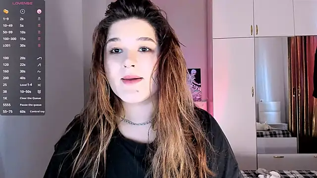 Snapshot of July_Slowdive chatting on 02/02/25, 11:30 July Slowdive online show from 02/02/25, 11:30