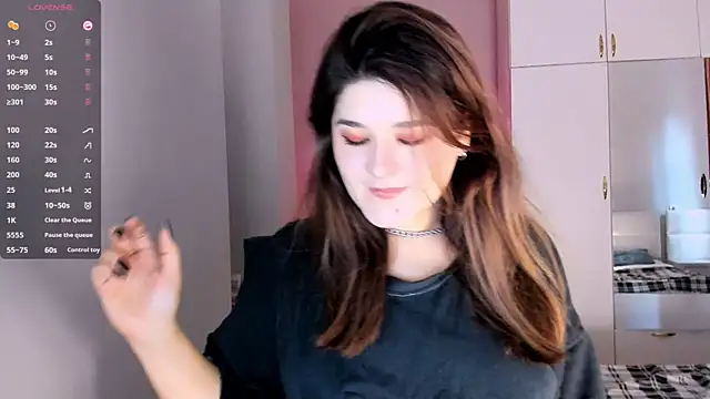 Snapshot of July_Slowdive chatting on 02/10/25, 06:42 July Slowdive online show from 02/10/25, 06:42