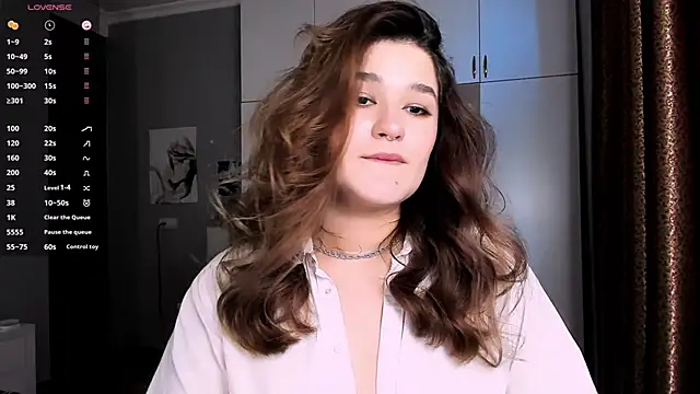 Snapshot of July_Slowdive chatting on 03/13/25, 02:12 July Slowdive online show from 03/13/25, 02:12