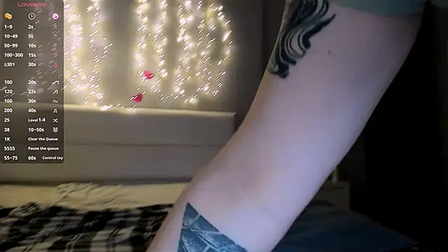 Snapshot of July_Slowdive chatting on 03/19/25, 01:40 July Slowdive online show from 03/19/25, 01:40