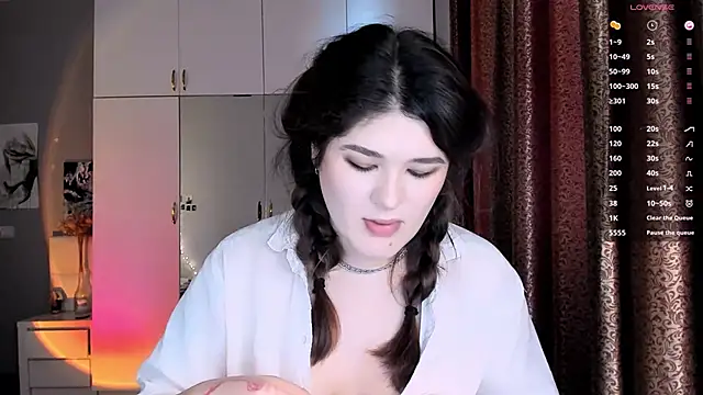 Snapshot of July_Slowdive chatting on 03/21/25, 10:39 July Slowdive online show from 03/21/25, 10:39