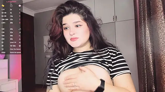 Snapshot of July_Slowdive chatting on 10/29/25, 06:26 July Slowdive online show from 10/29/25, 06:26