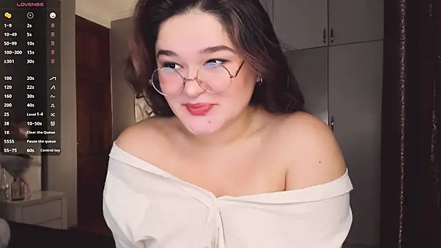 Snapshot of July_Slowdive chatting on 11/18/25, 05:34 July Slowdive online show from 11/18/25, 05:34