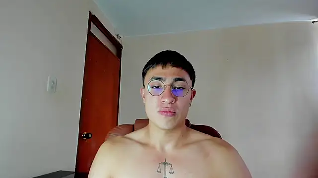 Snapshot of Leoknight chatting on 02/08/25, 06:55 Leoknight online show from 02/08/25, 06:55