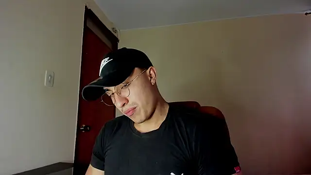 Snapshot of Leoknight chatting on 02/13/25, 10:33 Leoknight online show from 02/13/25, 10:33