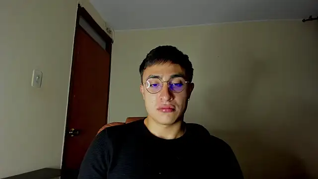 Snapshot of Leoknight chatting on 02/15/25, 02:37 Leoknight online show from 02/15/25, 02:37