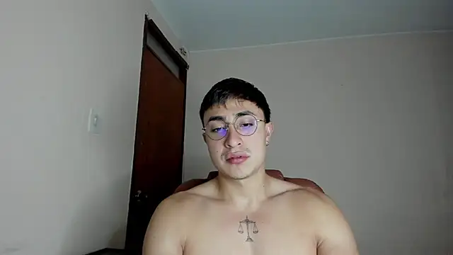 Snapshot of Leoknight chatting on 03/07/25, 12:04 Leoknight online show from 03/07/25, 12:04