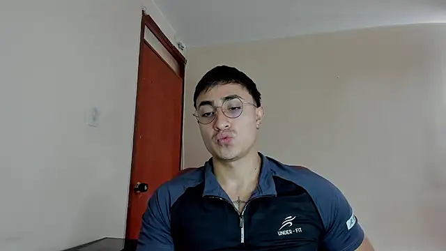 Snapshot of Leoknight chatting on 03/18/25, 05:10 Leoknight online show from 03/18/25, 05:10