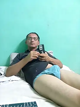 Snapshot of Andresguz35 chatting on 03/19/26, 03:10 Andresguz35 online show from 03/19/26, 03:10