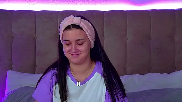 ChristinaMilton online show from 11/11/25, 06:19