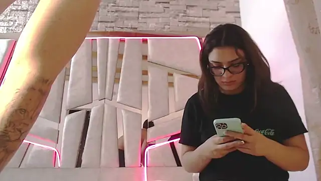 mia and austin online show from 02/13/25, 11:06